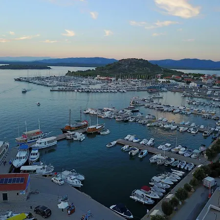 V&v-murter Hideaway Apartment *